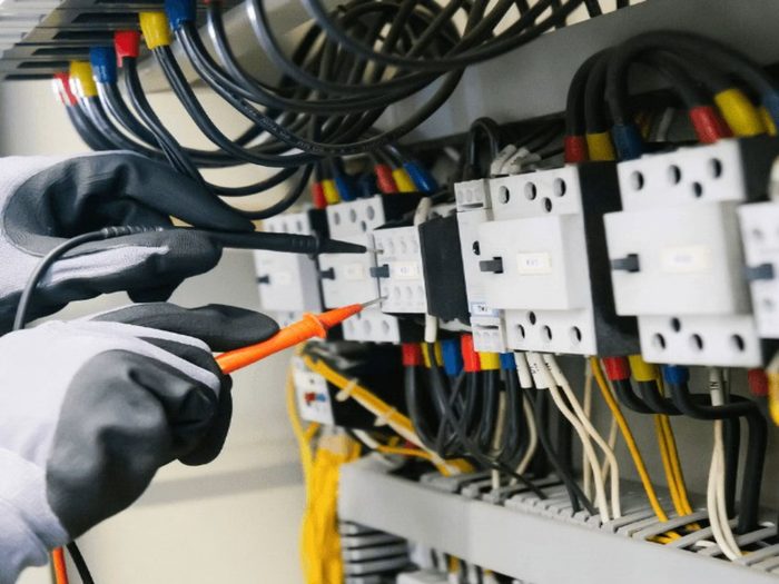 Électricien au travail en Île-de-France
